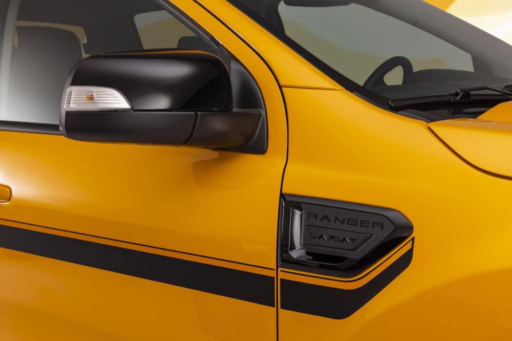 Ốp gương ngoại thất và khe gió trên chắn bùn trước của Ford Ranger Splash 2022 đều sơn màu đen Ốp gương ngoại thất và khe gió trên chắn bùn trước của Ford Ranger Splash 2022 đều sơn màu đen