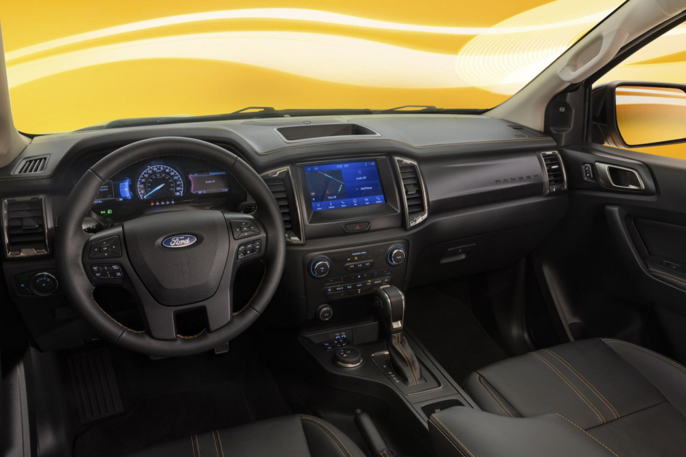 Nội thất màu đen với chỉ khâu màu cam của Ford Ranger Splash 2022 Nội thất màu đen với chỉ khâu màu cam của Ford Ranger Splash 2022