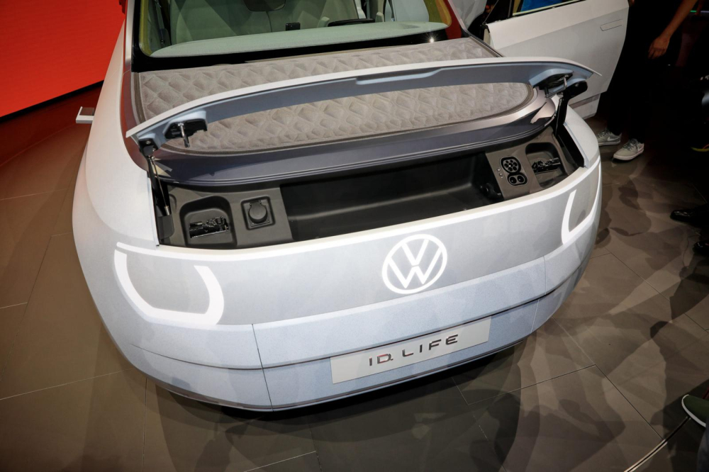 Ngăn đựng dây sạc bên dưới nắp ca-pô của Volkswagen I.D Life