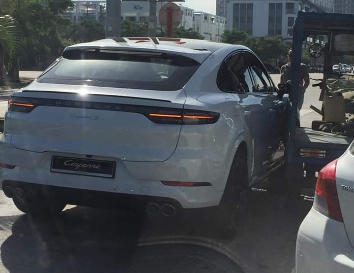 Chiếc xe Porsche Cayenne xảy ra vụ va chạm này chưa có biển số Chiếc xe Porsche Cayenne xảy ra vụ va chạm này chưa có biển số