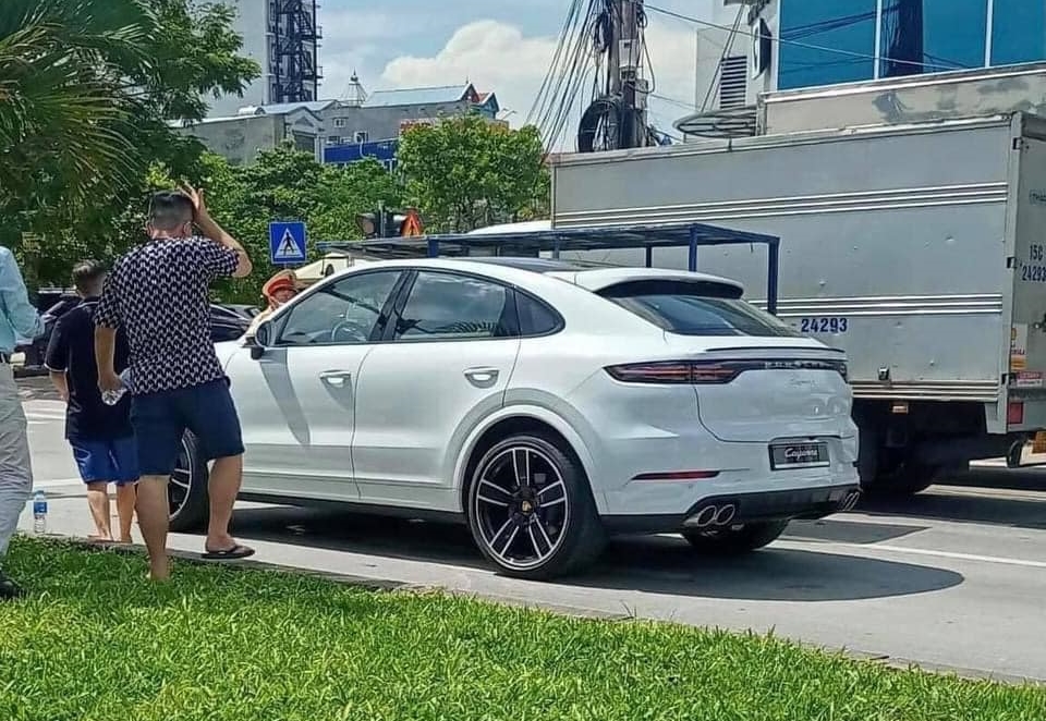 Vụ việc thu hút rất đông sự chú ý của người đi đường Vụ việc thu hút rất đông sự chú ý của người đi đường