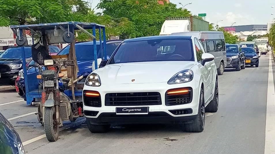 Hiện trường vụ va chạm giữa xe Porsche Cayenne và xe ba gác ở Hải Phòng vào trưa qua Hiện trường vụ va chạm giữa xe Porsche Cayenne và xe ba gác ở Hải Phòng vào trưa qua
