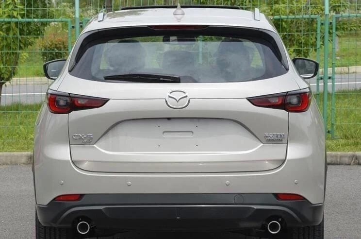 Mazda CX-5 2022 nhìn từ đằng sau Mazda CX-5 2022 nhìn từ đằng sau