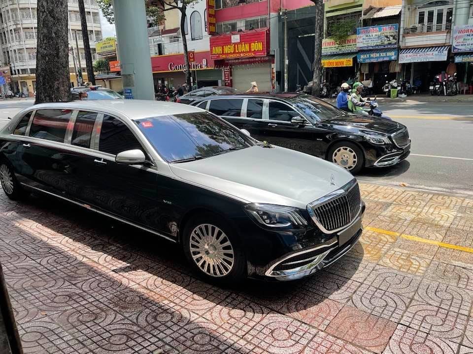 Hai chiếc xe Mercedes-Maybach S650 Pullman trong 1 lần đọ dàng cùng nhau Hai chiếc xe Mercedes-Maybach S650 Pullman trong 1 lần đọ dàng cùng nhau