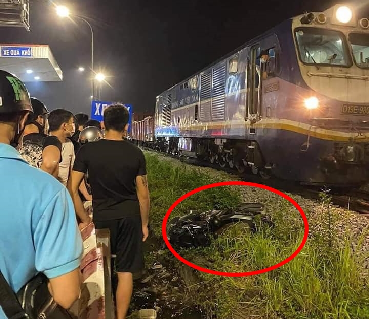 Hiện trường vụ tàu hỏa tông trúng xe máy do nam thanh niên điều khiển lao qua đường ray Hiện trường vụ tàu hỏa tông trúng xe máy do nam thanh niên điều khiển lao qua đường ray