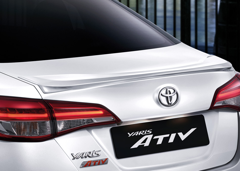 Cánh gió tích hợp trên nắp cốp sau của Toyota Yaris Ativ 2021 Cánh gió tích hợp trên nắp cốp sau của Toyota Yaris Ativ 2021