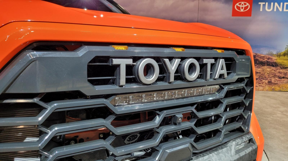 Dòng chữ Toyota và dải đèn LED tích hợp nằm trên lưới tản nhiệt của Toyota Tundra TRD Pro 2022