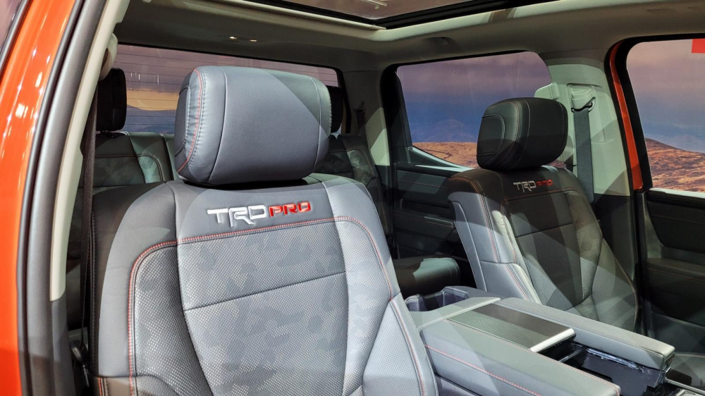 Ghế bọc da với họa tiết rằn ri của Toyota Tundra TRD Pro 2022