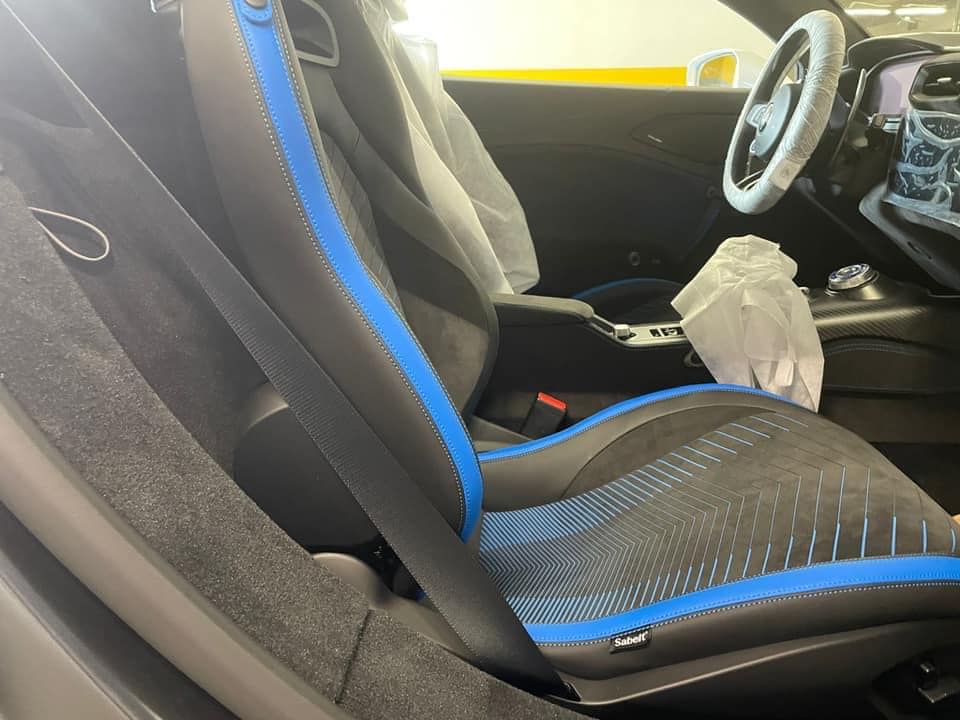Nội thất xe Maserati MC20 có màu tối kết hợp sọc xanh dương nổi bật