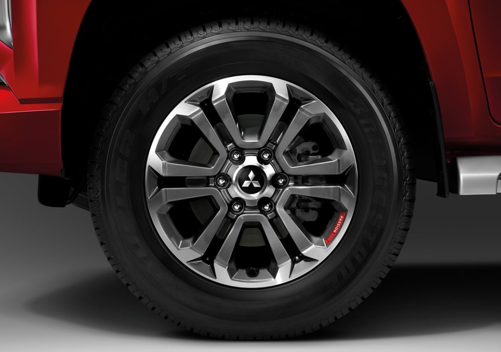 Vành 18 inch của Mitsubishi Triton Passion Red Edition 2021 Vành 18 inch của Mitsubishi Triton Passion Red Edition 2021
