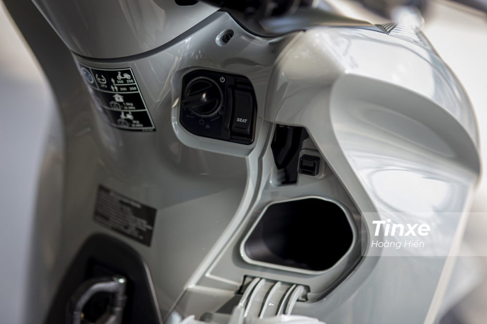 Chìa khoá thông minh là trang bị mới trên Honda SH 350i. Bên cạnh đó là một hộc để đồ nhỏ.
