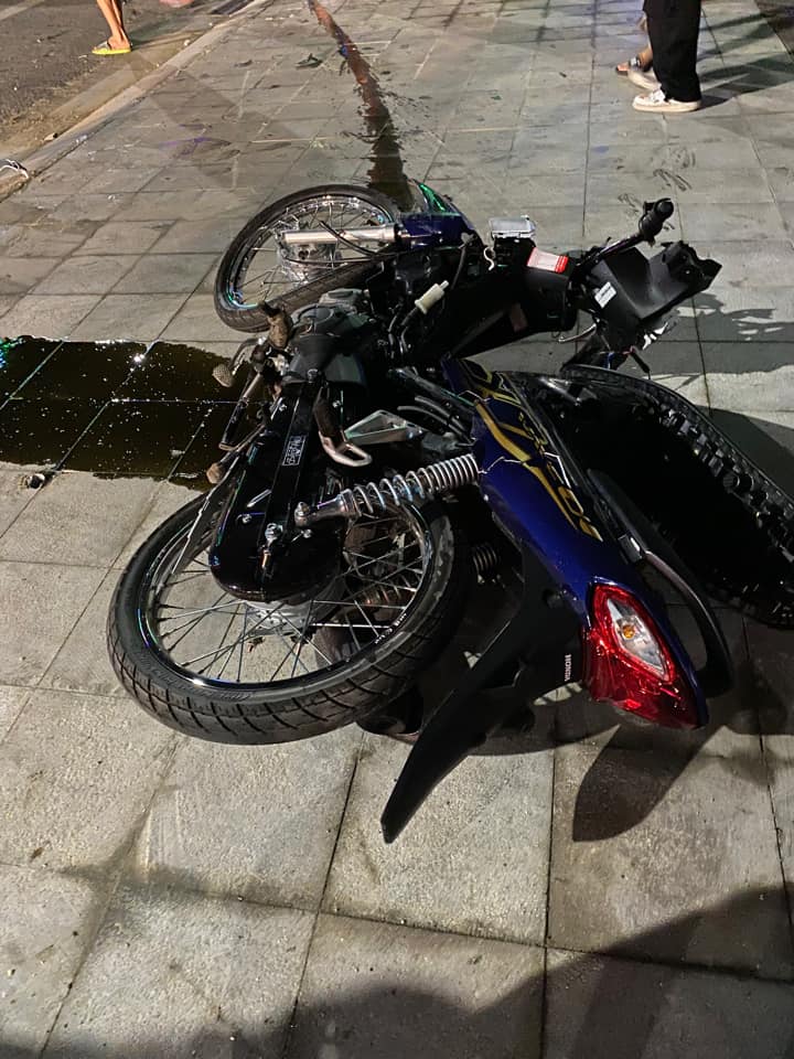Chiếc xe máy chở 2 nạn nhân nằm trên vỉa hè sau vụ tai nạn Chiếc xe máy chở 2 nạn nhân nằm trên vỉa hè sau vụ tai nạn