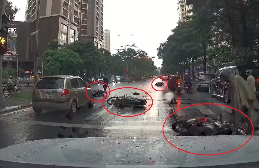 4 chiếc xe máy nằm la liệt trên mặt đường sau vụ tai nạn liên hoàn 4 chiếc xe máy nằm la liệt trên mặt đường sau vụ tai nạn liên hoàn