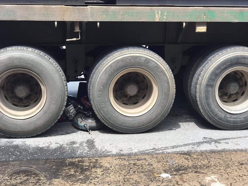 Chiếc xe máy điện của người phụ nữ nằm dưới gầm xe container Chiếc xe máy điện của người phụ nữ nằm dưới gầm xe container