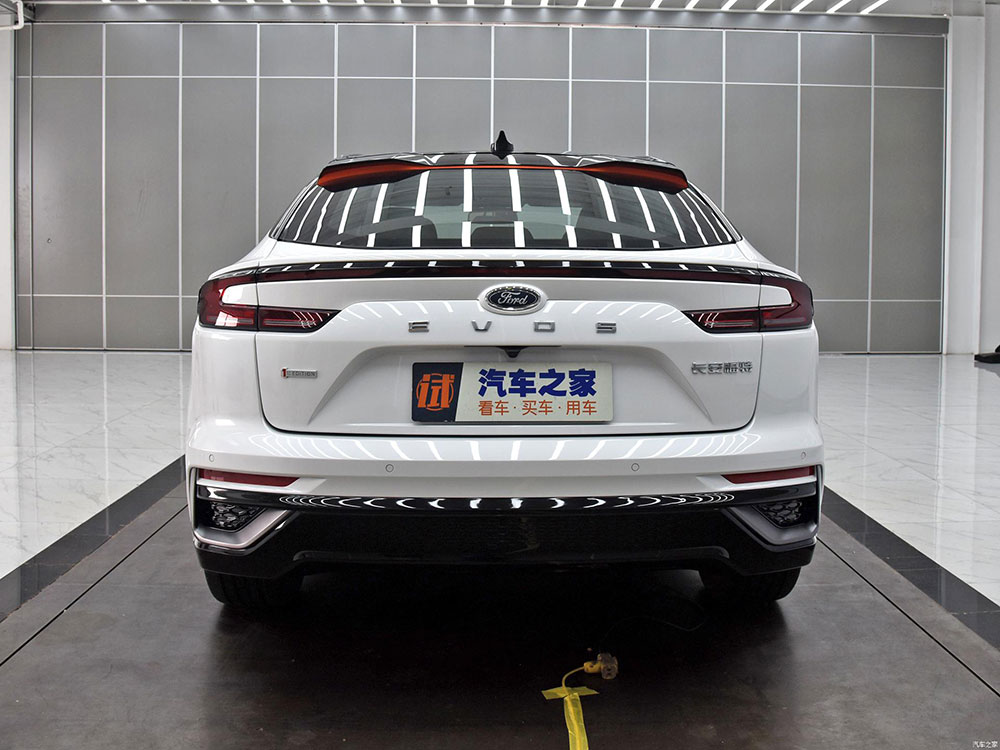 Ford Evos 2022 nhìn từ đằng sau Ford Evos 2022 nhìn từ đằng sau