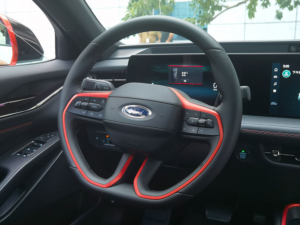 Vô lăng với viền màu cam ấn tượng của Ford Evos 2022 Vô lăng với viền màu cam ấn tượng của Ford Evos 2022