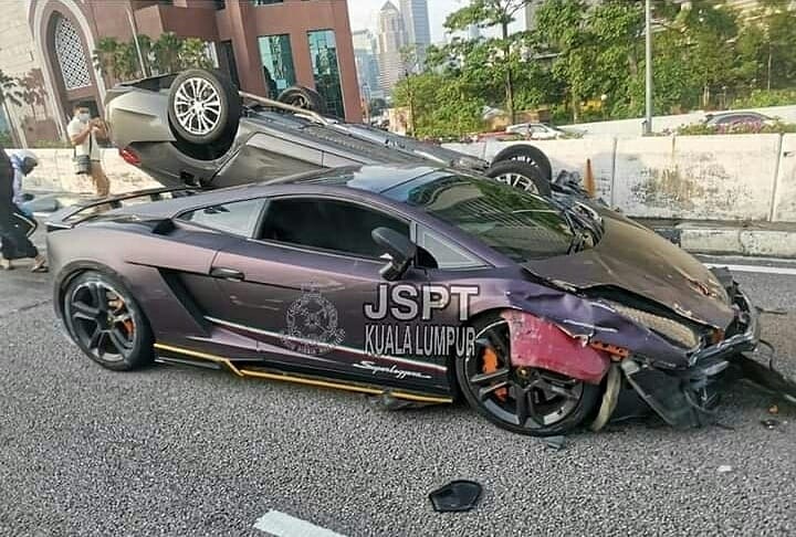 Chiếc siêu xe Lamborghini Gallardo tại hiện trường vụ tai nạn Chiếc siêu xe Lamborghini Gallardo tại hiện trường vụ tai nạn