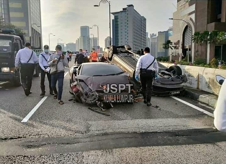 Vụ tai nạn liên hoàn này khiến chiếc siêu xe Lamborghini Gallardo cùng 4 ô tô khác hư hỏng nặng Vụ tai nạn liên hoàn này khiến chiếc siêu xe Lamborghini Gallardo cùng 4 ô tô khác hư hỏng nặng