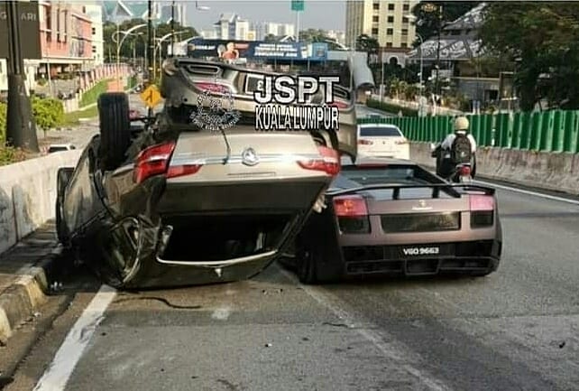 Chiếc xe Proton Perdana lật ngửa sau khi bị siêu xe tông vào từ phía sau Chiếc xe Proton Perdana lật ngửa sau khi bị siêu xe tông vào từ phía sau