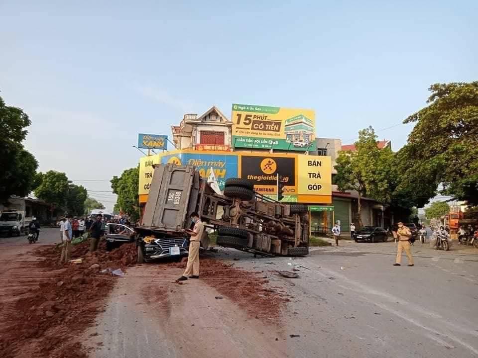 Lực lượng chức năng có mặt tại hiện trường vụ tai nạn Lực lượng chức năng có mặt tại hiện trường vụ tai nạn