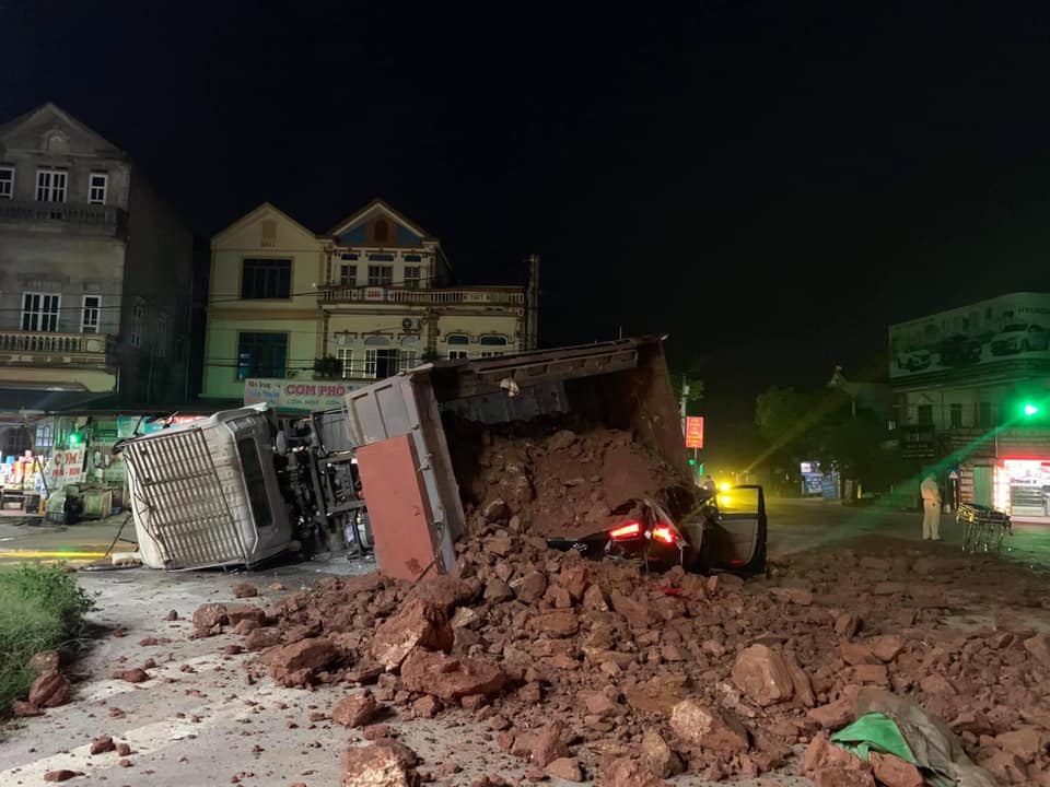 Hiện trường vụ tai nạn xảy ra vào lúc rạng sáng nay Hiện trường vụ tai nạn xảy ra vào lúc rạng sáng nay
