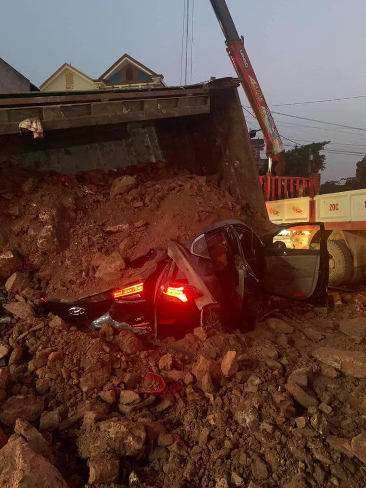 Đất trên thùng xe ben đổ xuống, gần như vùi lấp chiếc Hyundai Tucson Đất trên thùng xe ben đổ xuống, gần như vùi lấp chiếc Hyundai Tucson