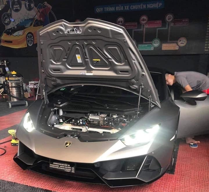Chiếc xe Lamborghini Huracan EVO có màu xám nhám Chiếc xe Lamborghini Huracan EVO có màu xám nhám
