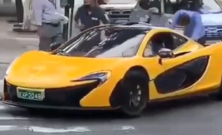 Cảnh sát cùng nhiều người đi đường hỗ trợ người lái xe McLaren P1 Cảnh sát cùng nhiều người đi đường hỗ trợ người lái xe McLaren P1