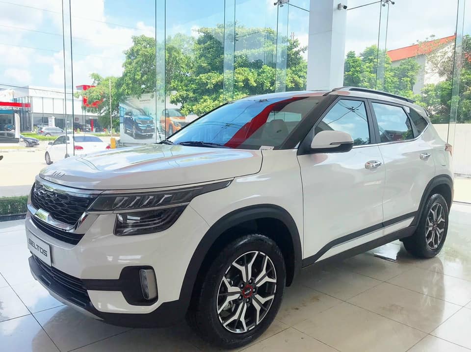 Sau khi tăng giá vào đầu tháng 10 tới đây, giá bán của Kia Seltos vẫn sẽ rẻ hơn Hyundai Kona (636 – 750 triệu đồng). Sau khi tăng giá vào đầu tháng 10 tới đây, giá bán của Kia Seltos vẫn sẽ rẻ hơn Hyundai Kona (636 – 750 triệu đồng).