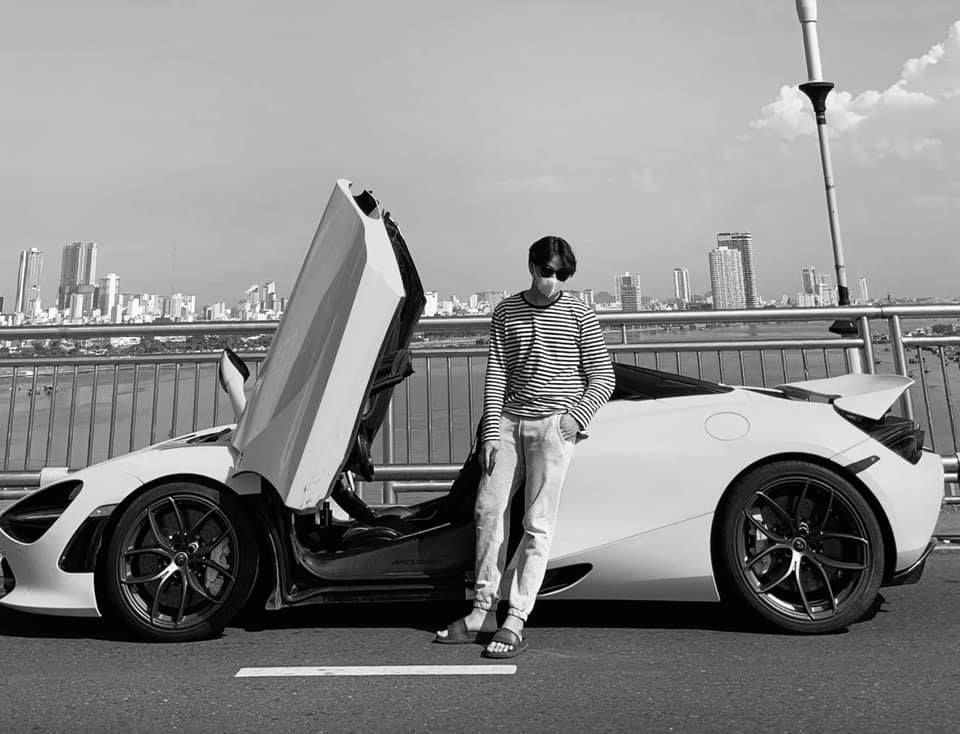 Thiếu gia trẻ tuổi bên cạnh McLaren 720S Spider Thiếu gia trẻ tuổi bên cạnh McLaren 720S Spider