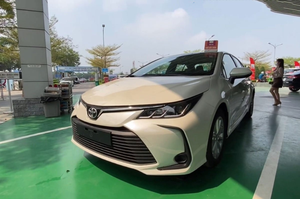 Chiếc Toyota Corolla Altis 2021 được nhập khẩu tư nhân xuất hiện tại đại lý vào cuối tháng 7 vừa qua. Chiếc Toyota Corolla Altis 2021 được nhập khẩu tư nhân xuất hiện tại đại lý vào cuối tháng 7 vừa qua.