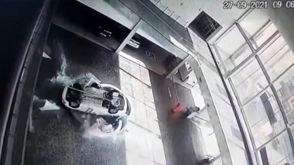 Chiếc ô tô Volkswagen lật ngửa, đè trúng quầy lễ tân trong đại lý Chiếc ô tô Volkswagen lật ngửa, đè trúng quầy lễ tân trong đại lý