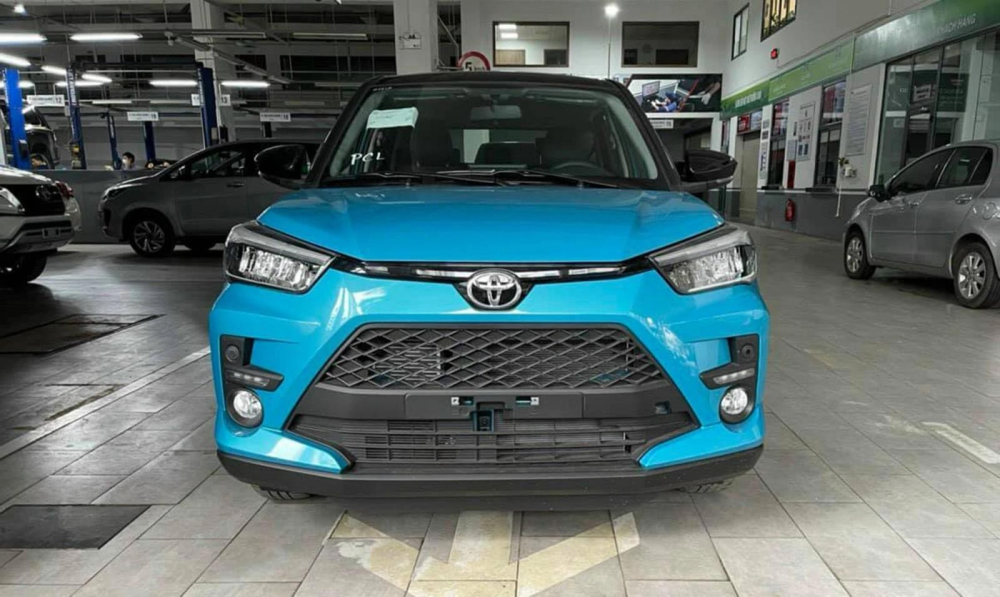 Trước đó Toyota Raize đã được đưa về đại lý, xe có kích thước lấp lửng giữa hạng A và B. Trước đó Toyota Raize đã được đưa về đại lý, xe có kích thước lấp lửng giữa hạng A và B.