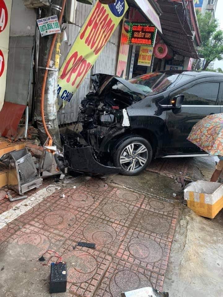 Chiếc ô tô Mitsubishi Xpander bị vỡ nát đầu xe sau vụ tai nạn kinh hoàng Chiếc ô tô Mitsubishi Xpander bị vỡ nát đầu xe sau vụ tai nạn kinh hoàng
