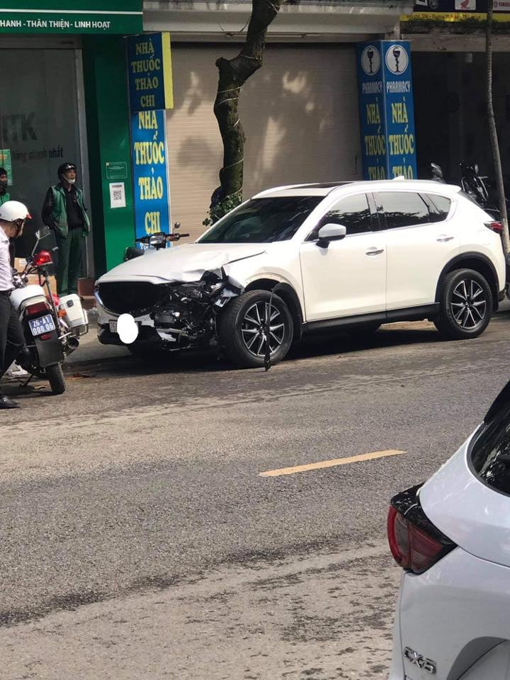 Chiếc ô tô Mazda CX-5 biến dạng đầu xe sau vụ tai nạn Chiếc ô tô Mazda CX-5 biến dạng đầu xe sau vụ tai nạn