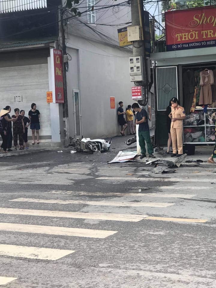 Lực lượng chức năng có mặt tại hiện trường vụ tai nạn Lực lượng chức năng có mặt tại hiện trường vụ tai nạn
