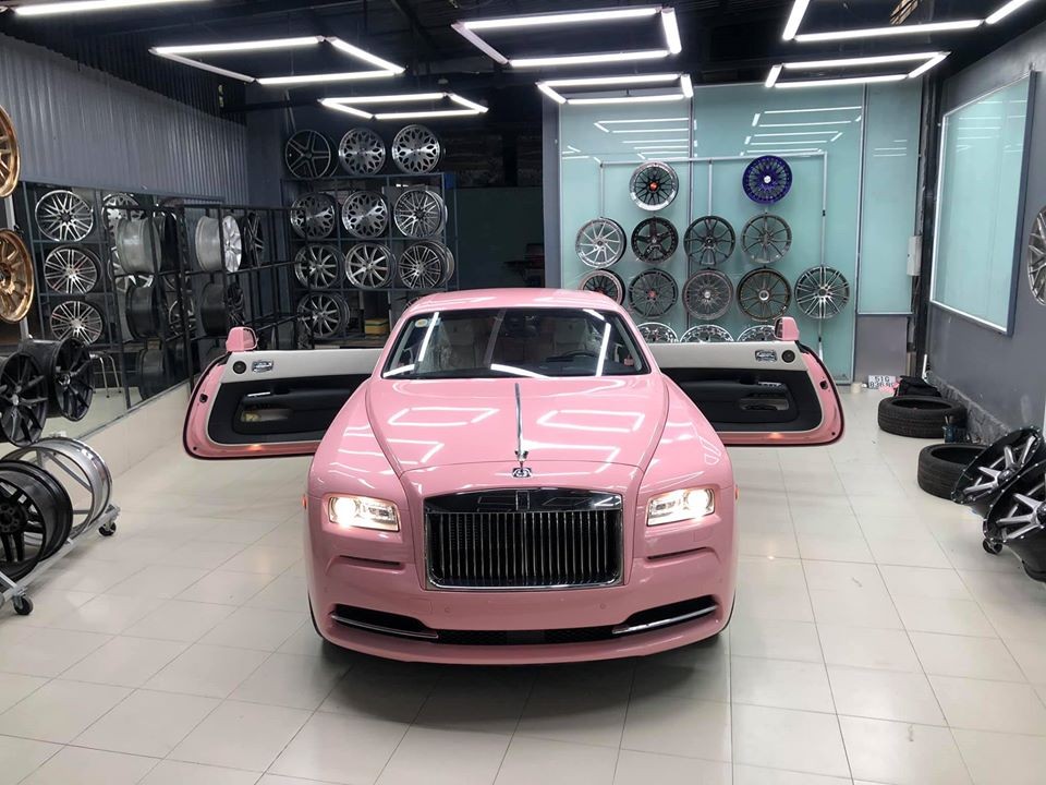 Chiếc xe Rolls-Royce Wraith màu hồng được thay áo vào tháng 7 năm 2020 Chiếc xe Rolls-Royce Wraith màu hồng được thay áo vào tháng 7 năm 2020