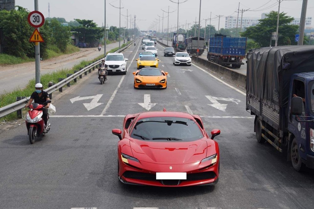 Chiếc xe Ferrari 488 GTB (di chuyển ở xe thứ 3) trong đoàn siêu xe của các đại gia lan đột biến Chiếc xe Ferrari 488 GTB (di chuyển ở xe thứ 3) trong đoàn siêu xe của các đại gia lan đột biến