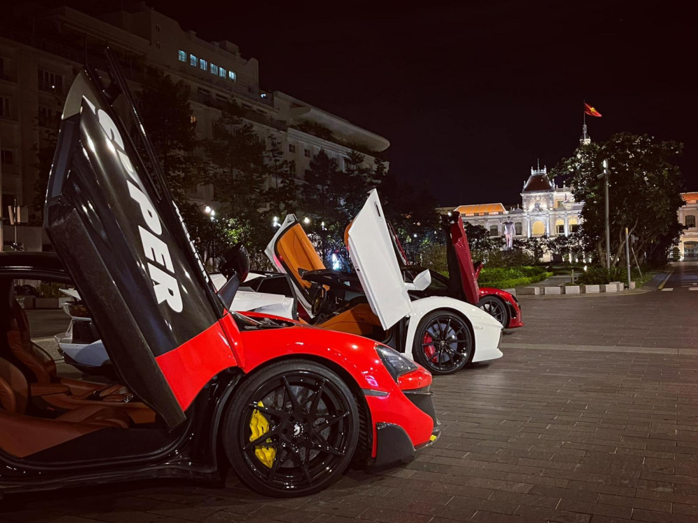 Dàn siêu xe khoe dáng tại trung tâm quận 1 vào lúc rạng sáng Dàn siêu xe khoe dáng tại trung tâm quận 1 vào lúc rạng sáng