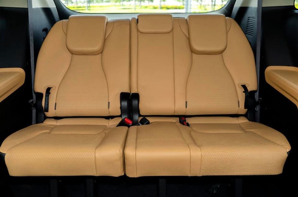 Hàng ghế thứ 3 của Kia Carnival 2022 có thể gập phẳng nhằm gia tăng diện tích khoang hành lý. Hàng ghế thứ 3 của Kia Carnival 2022 có thể gập phẳng nhằm gia tăng diện tích khoang hành lý.