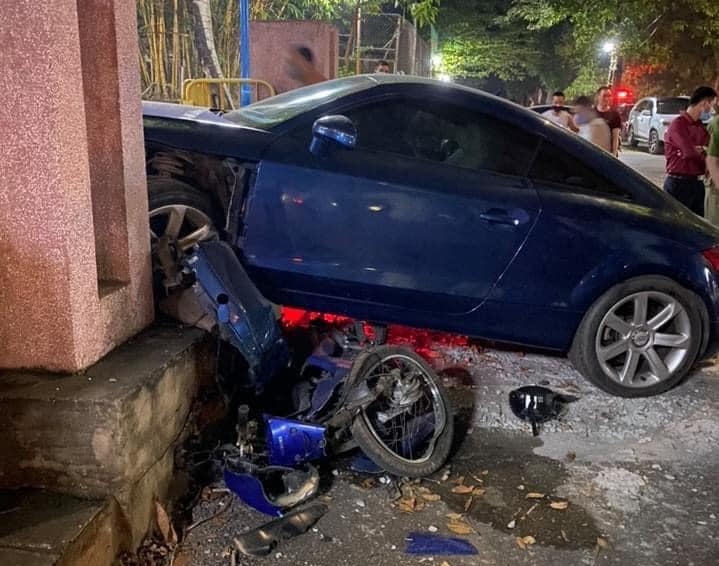 Audi TT tông 1 người đi xe máy trước khi lao vào cổng sân vận động ở Thái Nguyên vào tối qua Audi TT tông 1 người đi xe máy trước khi lao vào cổng sân vận động ở Thái Nguyên vào tối qua
