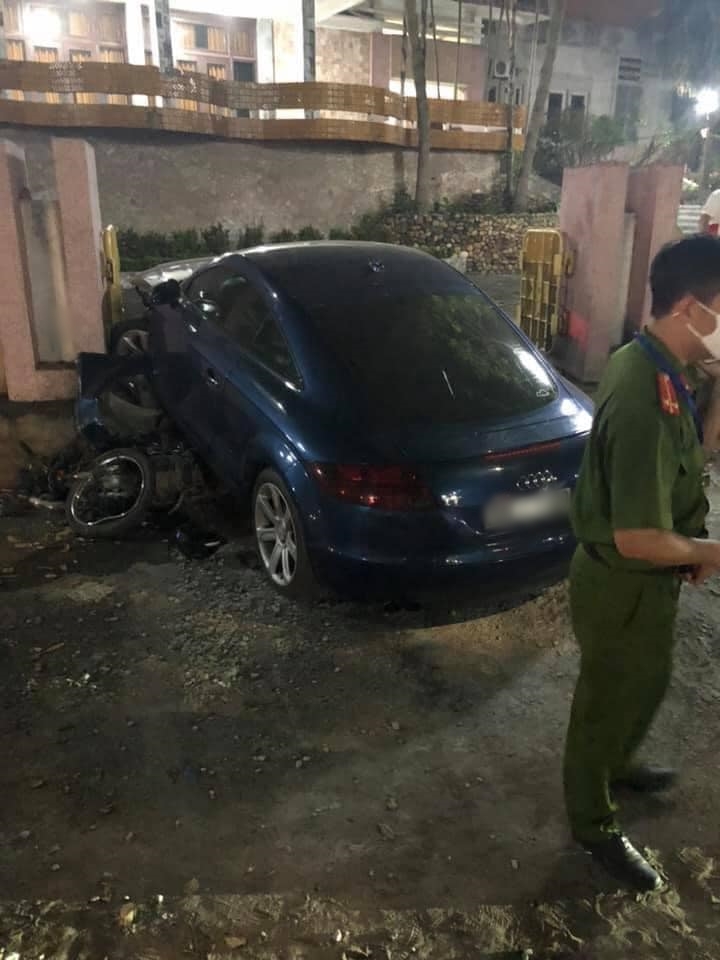 Lực lượng chức năng đang xử lý vụ tai nạn Lực lượng chức năng đang xử lý vụ tai nạn