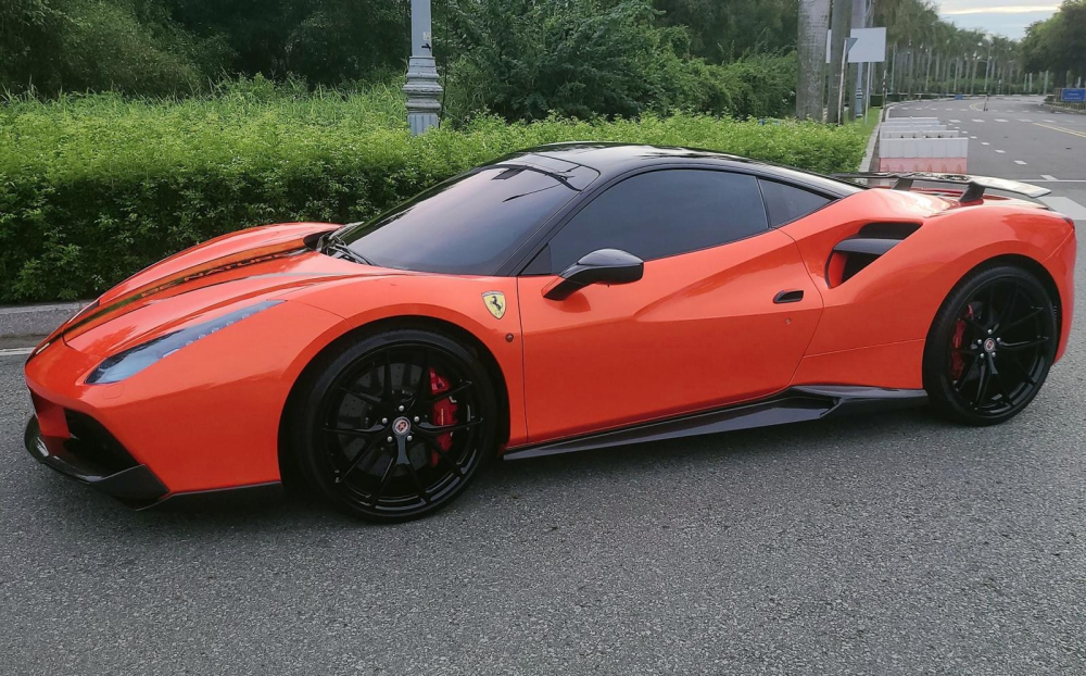 Chiếc siêu xe Ferrari 488 GTB mới được chủ nhân mang ra đường sau 3 tháng làm bạn với bụi khiến bình ắc-quy của xe bị hỏng