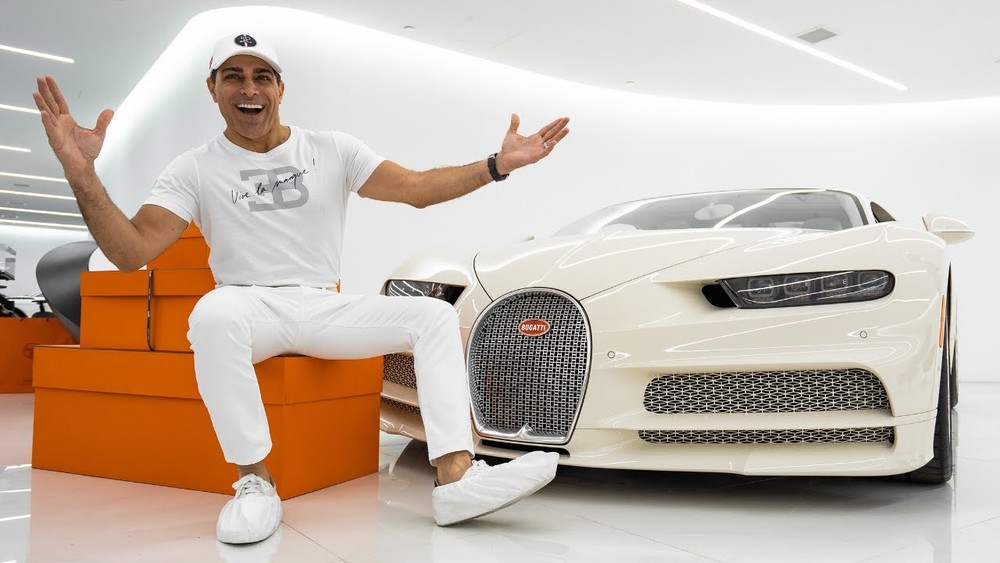 Manny Khoshbin bên đóng quà mà Hermes tặng riêng cho ông khi sở hữu Bugatti Chiron Hermes Manny Khoshbin bên đóng quà mà Hermes tặng riêng cho ông khi sở hữu Bugatti Chiron Hermes