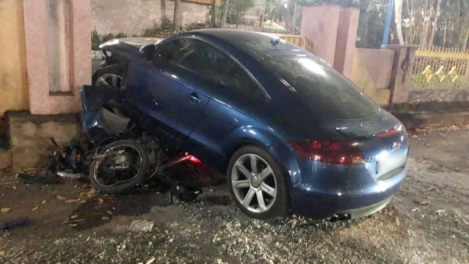 Chiếc xe Audi TT cùng xe máy hư hỏng nặng Chiếc xe Audi TT cùng xe máy hư hỏng nặng