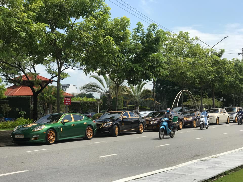 Dàn xe của đại gia buôn lợn ở Hải Dương trên đường phố Dàn xe của đại gia buôn lợn ở Hải Dương trên đường phố
