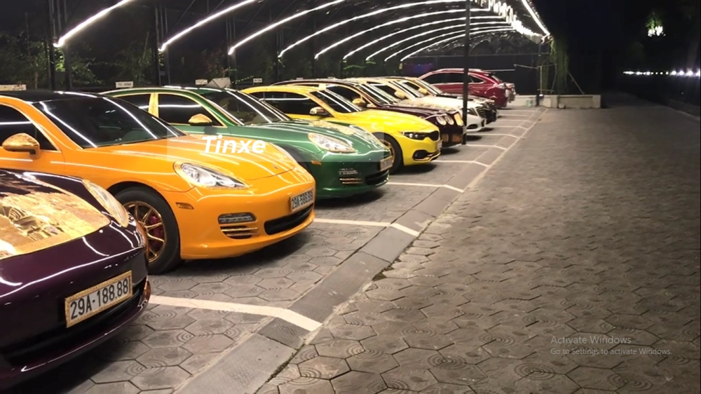 Garage này còn có 1 chiếc xe Porsche Panamera màu xanh, BMW, Bentley Continental Flying Spur, cặp đôi Mercedes-Benz S-Class Garage này còn có 1 chiếc xe Porsche Panamera màu xanh, BMW, Bentley Continental Flying Spur, cặp đôi Mercedes-Benz S-Class
