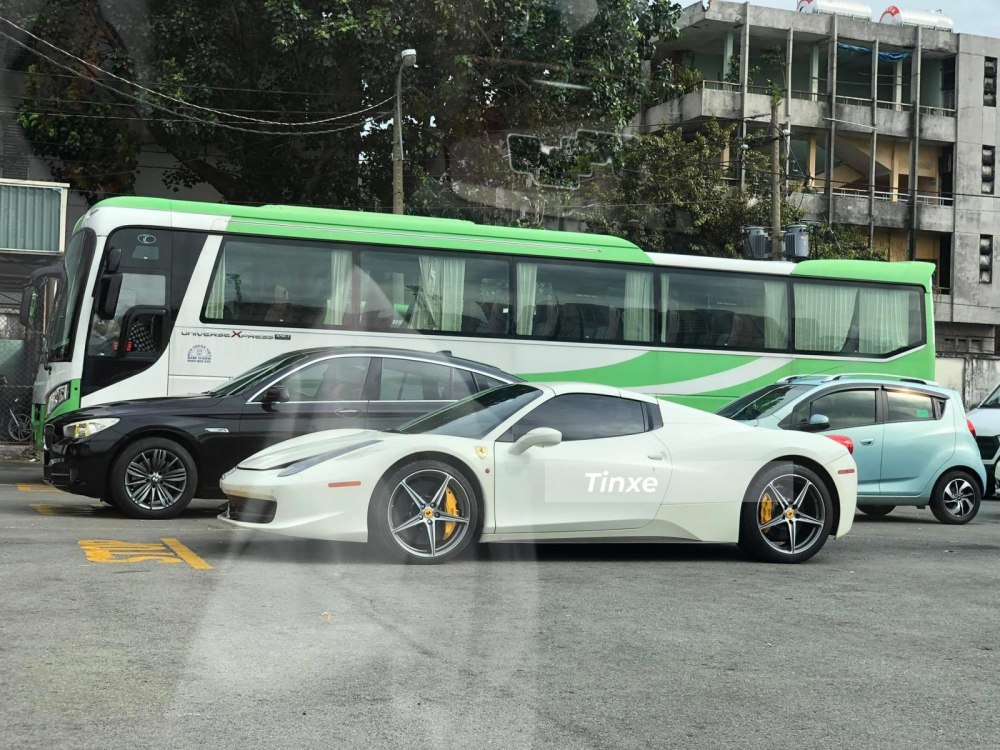 Hậu Chỉ thị 16, chạm mặt Ferrari 458 Spider hàng hiếm tại Việt Nam ngay trạm đăng kiểm