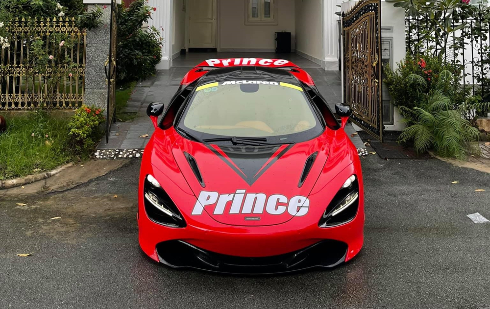 McLaren 720S thay đổi diện áo với đồng phục cùng siêu xe McLaren 570S độ Vorsteiner độc nhất Việt Nam