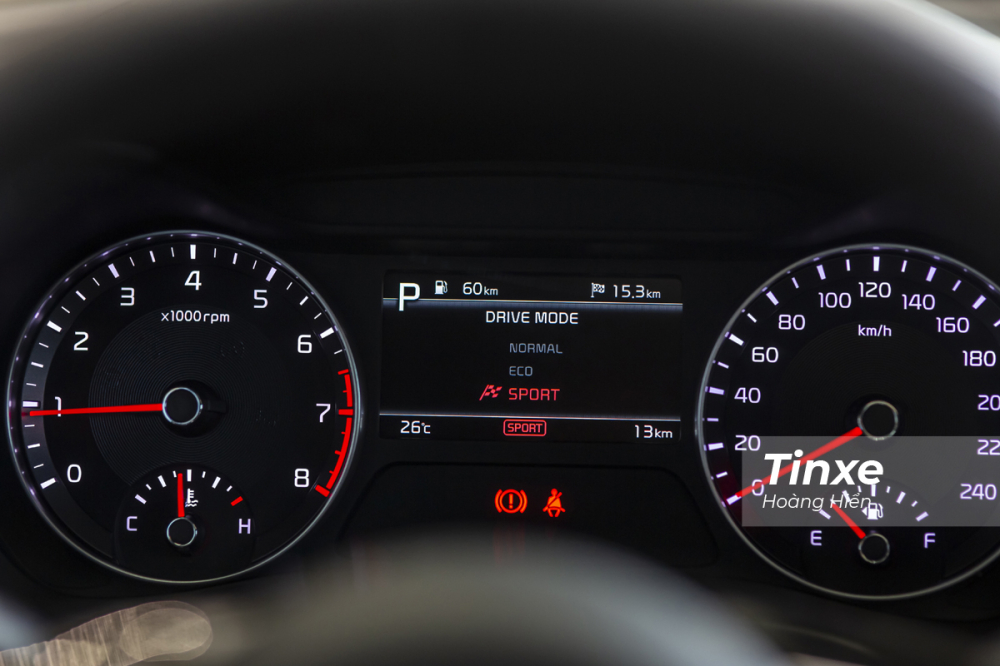 Phía sau vẫn là màn hình kết hợp giữa đồng hồ cơ và màn hình LCD